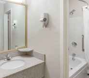 ห้องน้ำภายในห้อง 4 Baymont by Wyndham Auburn Hills