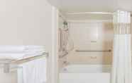 In-room Bathroom 7 Days Inn by Wyndham Camp Springs/Andrews AFB DC Area