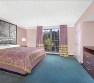 Bedroom 6 Super 8 by Wyndham Austell/Six Flags