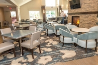 Bar, Cafe and Lounge Howard Johnson by Wyndham Middletown Newport Area