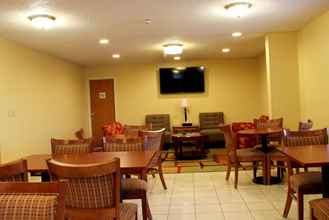 Lobby 4 Days Inn & Suites by Wyndham Bloomington/Normal IL