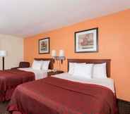 Bedroom 6 Days Inn & Suites by Wyndham Bloomington/Normal IL