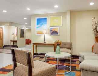 Lobby 2 Days Inn & Suites by Wyndham Bloomington/Normal IL