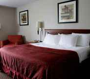 Bedroom 5 Days Inn & Suites by Wyndham Bloomington/Normal IL