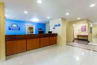Lobby Days Inn & Suites by Wyndham Bloomington/Normal IL