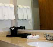 In-room Bathroom 4 Days Inn & Suites by Wyndham Bloomington/Normal IL