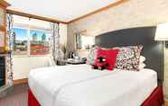 Kamar Tidur 4 The Edgewater Hotel