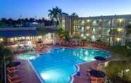 Swimming Pool 7 La Quinta Inn & Suites by Wyndham Ft. Myers-Sanibel Gateway