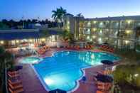 Swimming Pool La Quinta Inn & Suites by Wyndham Ft. Myers-Sanibel Gateway