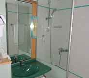 In-room Bathroom 7 Ibis Quiberon Spa and Wellness