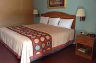 Bedroom Econo Lodge Inn & Suites