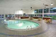 Swimming Pool DoubleTree by Hilton Omaha Southwest