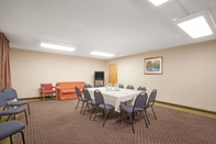 Functional Hall Days Inn by Wyndham Perryville