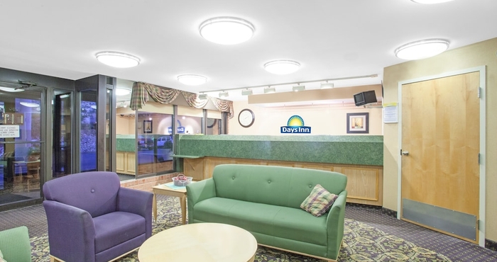 Lobby Days Inn by Wyndham Perryville