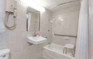 In-room Bathroom 7 Ramada by Wyndham Newburgh/West Point