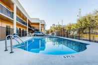 Swimming Pool SureStay Hotel by Best Western Fort Pierce