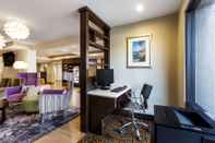 Functional Hall La Quinta Inn & Suites by Wyndham San Diego Mission Bay