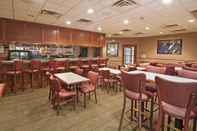 Bar, Kafe, dan Lounge Norwood Inn & Suites Mankato