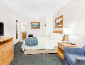 Bedroom 2 Days Inn by Wyndham West Jefferson