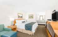 Bedroom 4 Days Inn by Wyndham West Jefferson