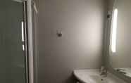 Toilet Kamar 6 ibis Toulouse Ponts Jumeaux