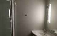 In-room Bathroom 5 ibis Toulouse Ponts Jumeaux