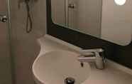 In-room Bathroom 6 ibis Toulouse Ponts Jumeaux