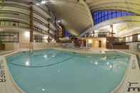 Swimming Pool Holiday Inn Oakville Centre, an IHG Hotel