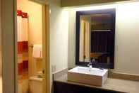 In-room Bathroom Red Roof Inn PLUS+ Philadelphia Airport