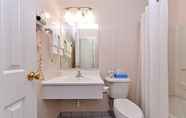 Toilet Kamar 6 Rodeway Inn