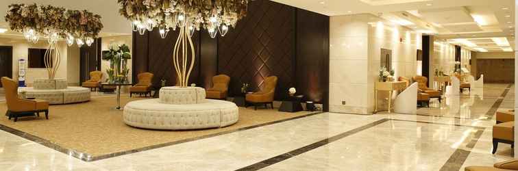 Lobi Crowne Plaza Riyadh Minhal, an IHG Hotel