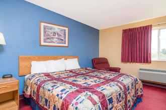 Bedroom 4 Days Inn by Wyndham West-Eau Claire