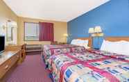 Bedroom 6 Days Inn by Wyndham West-Eau Claire