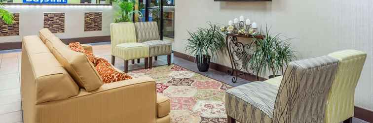 Lobby Days Inn by Wyndham Knoxville East