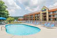 Kolam Renang Days Inn by Wyndham Knoxville East