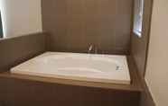 In-room Bathroom 5 Baymont by Wyndham Tri-Cities/Kennewick WA