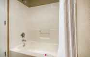 In-room Bathroom 7 Baymont by Wyndham Tri-Cities/Kennewick WA