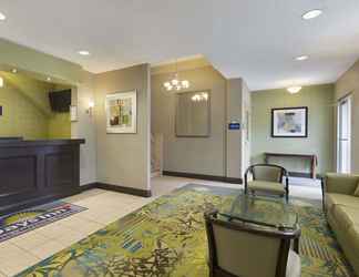 Lobi 2 Days Inn by Wyndham Toronto East Beaches