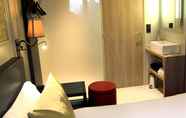 Bilik Mandi dalam Bilik 7 Best Western Hotel Le Montmartre Saint Pierre