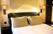 Bedroom 5 Best Western Hotel Le Montmartre Saint Pierre