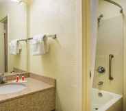 In-room Bathroom 4 Days Inn by Wyndham Florence Near Civic Center