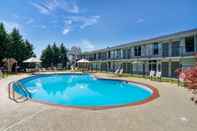 Hồ bơi Quality Inn & Suites