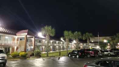 Exterior 4 Days Inn & Suites by Wyndham Charleston Airport West