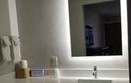 In-room Bathroom 4 Days Inn & Suites by Wyndham Charleston Airport West