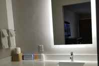 In-room Bathroom Days Inn & Suites by Wyndham Charleston Airport West