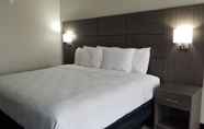 Bedroom 2 Days Inn & Suites by Wyndham Charleston Airport West