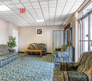 Lobi 7 Econo Lodge Cranston - Providence