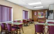 Restoran 2 Econo Lodge Cranston - Providence