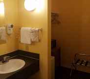 In-room Bathroom 3 Travelodge by Wyndham Wenatchee