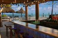 Bar, Kafe dan Lounge Postcard Inn Beach Resort & Marina